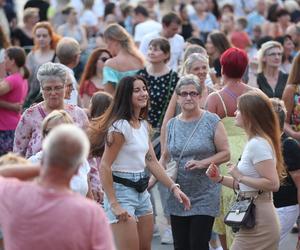 Potańcówka pod Teatrem Śląskim w Katowicach. Tłumy wręcz oszalały ZDJĘCIA