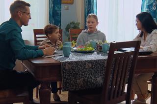 M jak miłość odc. 1682. Lenka (Olga Cybińska), Kinga (Katarzyna Cichopek), Piotrek (Marcin Mroczek), Misiek (Aleksander Bożyk)