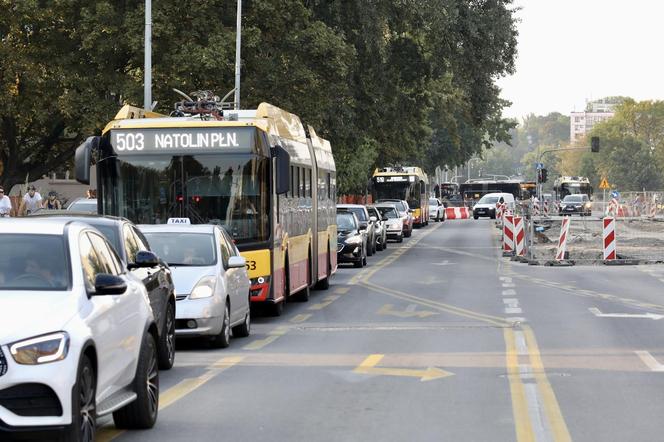 Pasażerowie komunikacji w Warszawie wściekli jak nigdy. 100 minut w korku. Wszystko stoi