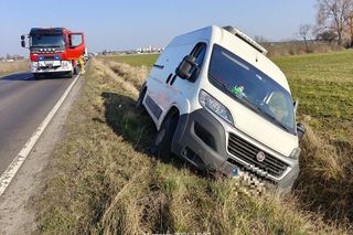 Wypadek na DK12 koło Leszna. 18-letni kierowca w szpitalu