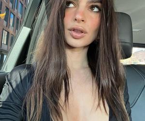 Emily Ratajkowski w objęciach słynnego piosenkarza! Rzuciła trzech dla czwartego?!