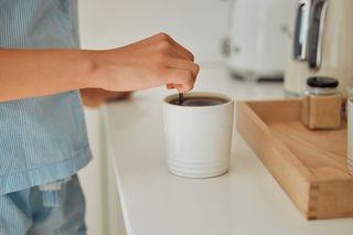 Pozytywnie działa na układ pokarmowy i zapobiega zaparciom. Ale nie każdy powinien ją pić