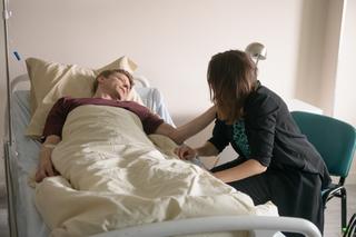 Na Wspólnej odc. 3112 - opis, streszczenie: Weronika czuwa w szpitalu przy łóżku Roberta