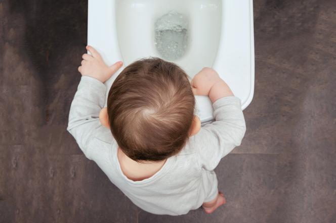 Maluch włożył głowę do muszli klozetowej. Spotkało go coś okropnego!