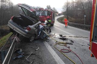 Koszmar na drodze. Roztrzaskali się czołowo o piaskarkę. W osobówce było 5 osób