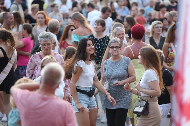 Potańcówka pod Teatrem Śląskim w Katowicach. Tłumy wręcz oszalały ZDJĘCIA