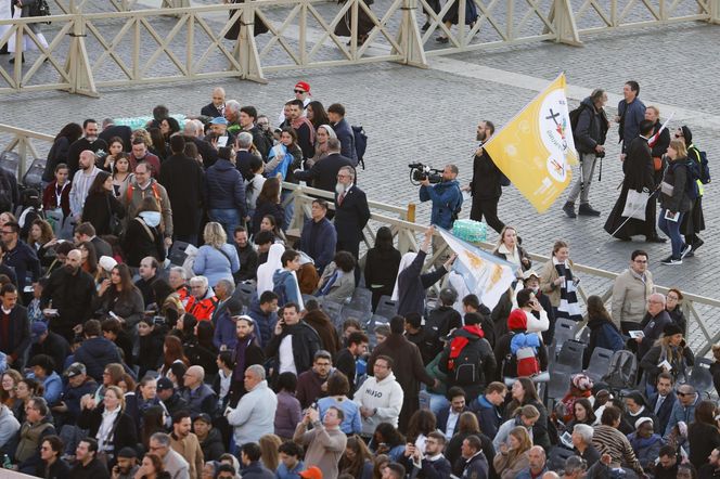 Rzesze wiernych przybywają na pogrzeb Franciszka. Wielkie tłumy w Watykanie 
