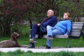 Ilona Łepkowska z mężem i psem na spacerze w Sopocie