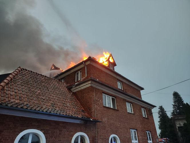 Pożar klasztoru redemptorystów w Braniewie! Na miejscu 10 zastępów straży pożarnej [ZDJĘCIA]