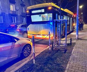 Nieznany sprawca ostrzelał autobus miejski. Celował w kierowcę: „oddał trzy strzały”. Dramatyczny opis