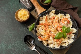 Aromatyczna sałatka makaronowa z krewetkami. Przygotujesz ją w kilka minut