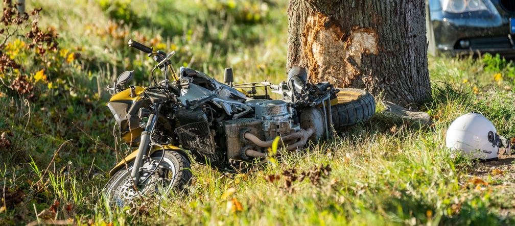 Tragiczny wypadek na Mazurach. Nie żyje motocyklista. Zderzył się z osobówką [FOTO]