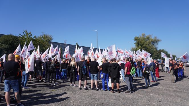 Pikieta pracowników Beko. Pracę straci 1100 osób. „Czujemy się oszukani i sfrustrowani”