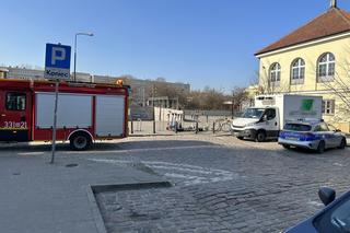 Horror w metrze! Stacja Ratusz Arsenał zamknięta. Pasażer rzucił się pod nadjeżdżający pociąg. Nie żyje