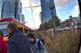 Wstrząsające nagranie w tramwaju. Rowerzysta przejechał na czerwonym świetle przez pasy
