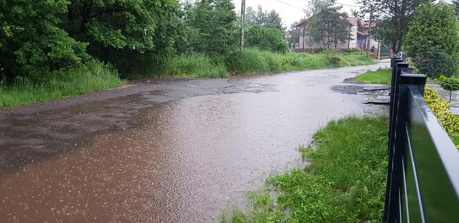 Potężne burze przeszły nad województwem śląskim. Zalane ulice, połamane drzewa i opóźnione pociągi [ZDJĘCIA]