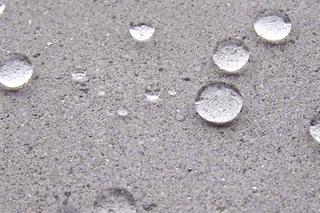 Impregnat do betonu - jaki wybrać? Impregnacja betonu, czyli jak zabezpieczyć posadzkę, kostkę, płyty tarasowe, czy prefabrykaty betonowe