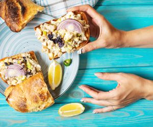 Śledzie z jabłkiem i cebulą w śmietanie - na zakąskę lub na obiad