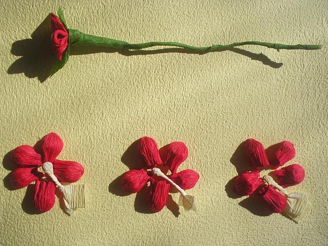 KROK VII - Gotowy kwiatek z bibuły