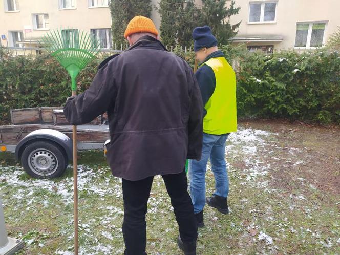 Kierownik spuścił ich z oczu. W ciągu godziny byli kompletnie pijani