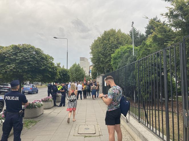 Manifestacja "Nigdy nie będziesz szła sama" w Warszawie. Strajk Kobiet pod Komendą Stołeczną Policji