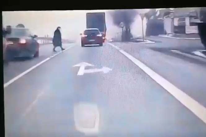 Kobieta wkracza na skrzyżowanie na Zakopiance. O włos od tragedii! Czy mogła tam być? [WIDEO]