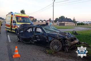 Koszmarny wypadek. Pijany kierowca pędził czarnym BMW przez wieś. Dachował po zderzeniu z płotem