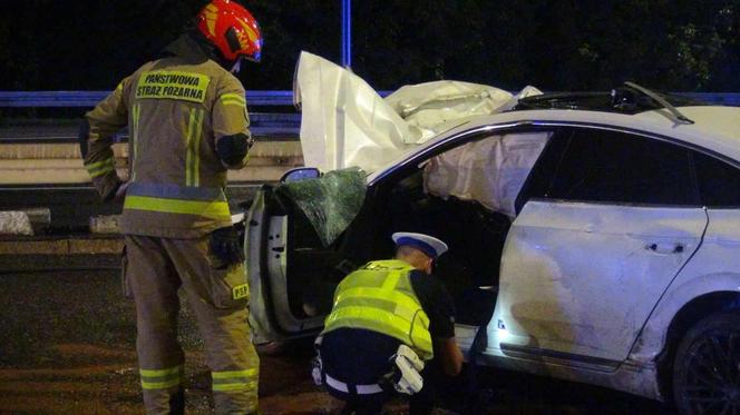 Tragiczny wypadek na Trasie Łazienkowskiej. Volkswagen wbił się w auto rodziny z dziećmi. Jedna osoba nie żyje