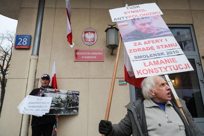 Mateusz Morawiecki pojawił się w budynku prokuratury w Warszawie. Ma usłyszeć zarzuty ws. wyborów korespondencyjnych z 2020 roku