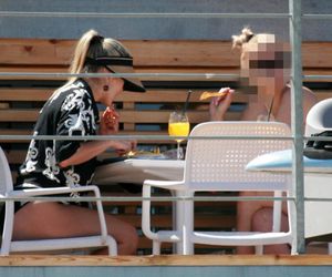 Marlena Muranowicz, wkrótce była żona Mroczka w bikini na plaży.