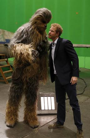 Książę WIlliam i Książę Harry z Chewbaccą