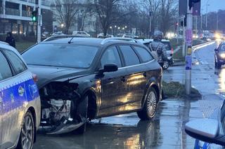 Dramatyczna interwencja w Warszawie. Policjant ranny w wypadku