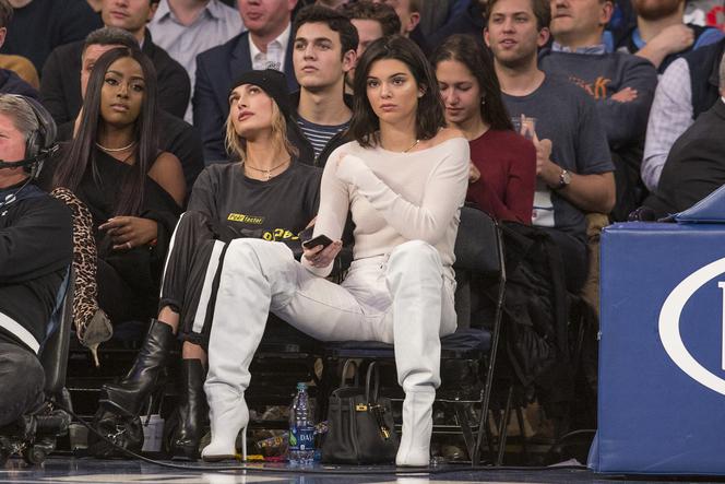 Kendall Jenner i Hailey Baldwin na meczu