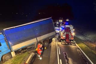 Kierowca mercedesa wjechał pod ciężarówkę 