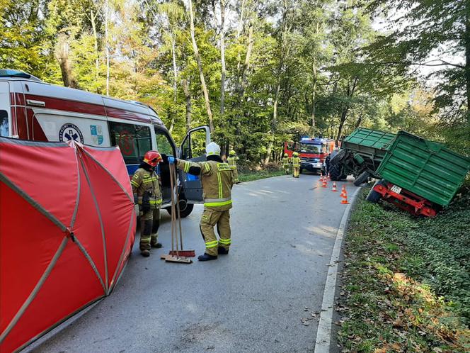 Pod Bochnią ciągnik zderzył się z busem przewożącym niepełnosprawnych. Nie żyje jedna osoba