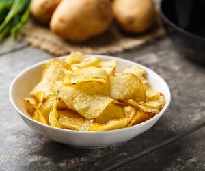 Domowe chipsy ziemniaczane. Zdrowa przekąska dzięki której nie przytyjesz. Bez trans tłuszczów i soli