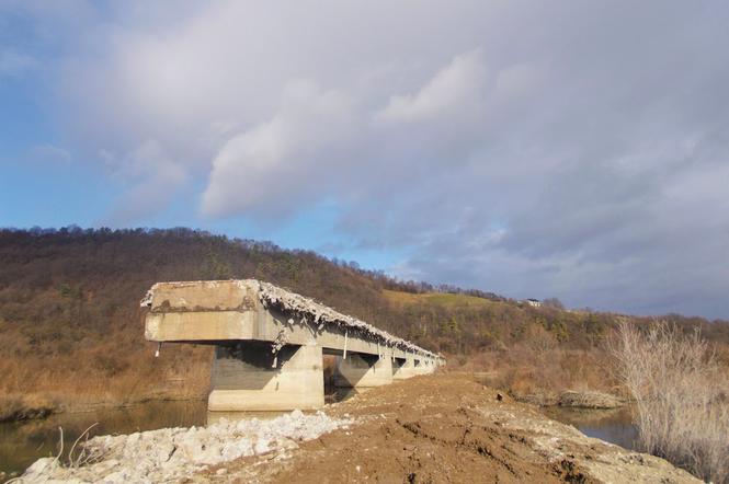 Trwa  rozbiórka starego mostu na Dunajcu w Kurowie 