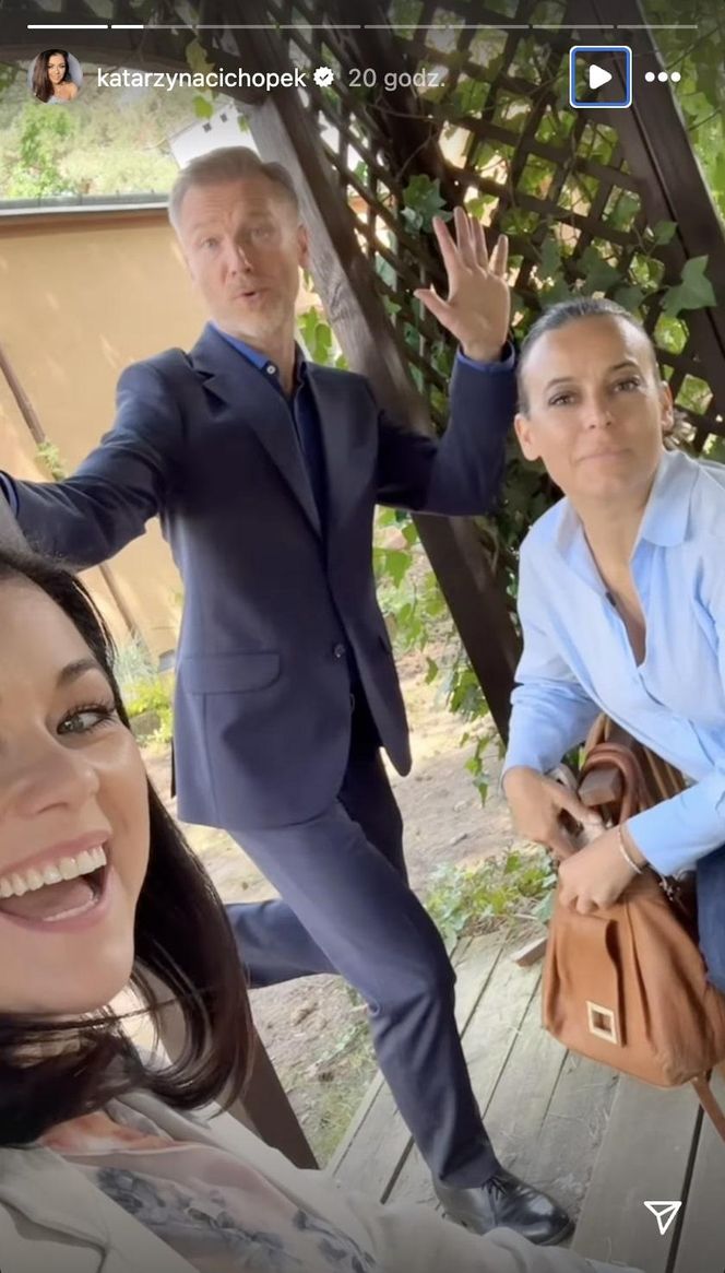 M jak miłość. Kinga (Katarzyna Cichopek), Magda (Anna Mucha), Andrzej Budzyński (Krystian Wieczorek) na planie