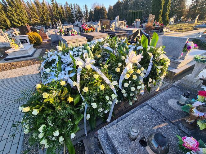 Groby Wiktorii i Konrada utonęły w kwiatach. Pochowali ich w święto zakochanych