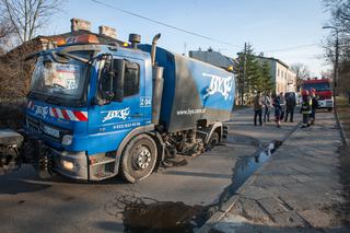 Zamiatarka zapadła się na Pradze. Jezdnia nie wytrzymała [Zdjęcia]