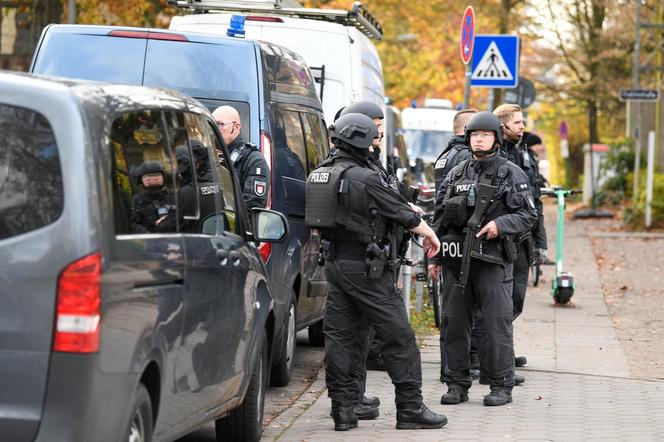 Niemieckie jednostki policji szturmują szkołę w Hamburgu po doniesieniach o bandycie