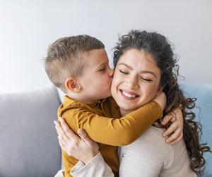 To moja mama i ja się z nią ożenię. 3 sygnały, że to już nie niewinna zabawa, a problem