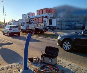 Kuriozalna lekcja jazdy. Pijany uczył pijaną jeździć! „Kursantka” skończyła na słupie