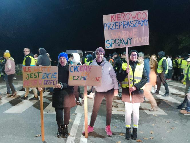 Protest na DK nr 80 po wypadku, w którym zginął 15-letni Kuba. Mieszkańcy zablokowali drogę