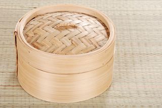 Parownik bambusowy – jak z niego korzystać? Wady i zalety bambusowego parownika