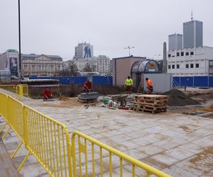 Budowa łąki kwietnej przy wejściu do metra Centrum w Warszawie