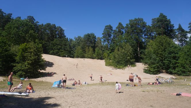 To jedno z największych jezior w Olsztynie. Kusi turystów piaszczystymi plażami
