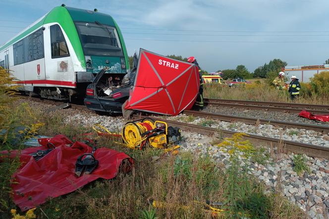  Pociąg staranował osobówkę