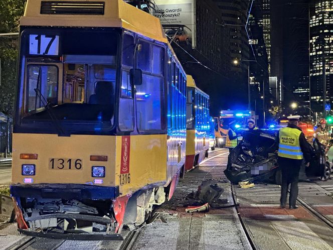 Groźny wypadek w Warszawie. Samochód i dwa tramwaje rozbite. Jeden z nich się wykoleił