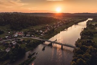 Niektórzy twierdzą, że to najładniej położona wieś w Polsce. Jej krajobraz zachwyca, ale może go zniszczyć nowa droga